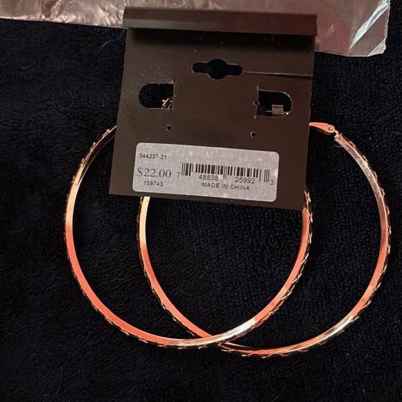 GUESS “BASIC” LARGE ROSE GOLD DIAMOND CUT HOOP EARRINGS - Picture 4 of 9